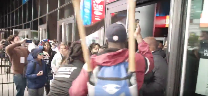 Watch: Anti-Mandate Protesters ‘Hold The Line’ Rally With NYPD & FDNY. Storm Vaccinated Zone